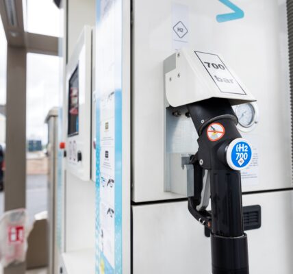 Technologie wodorowe - Paliwo przyszłości? 4 close up detail view of hydrogen fuel filler nozzl 2023 11 27 05 32 51 utc