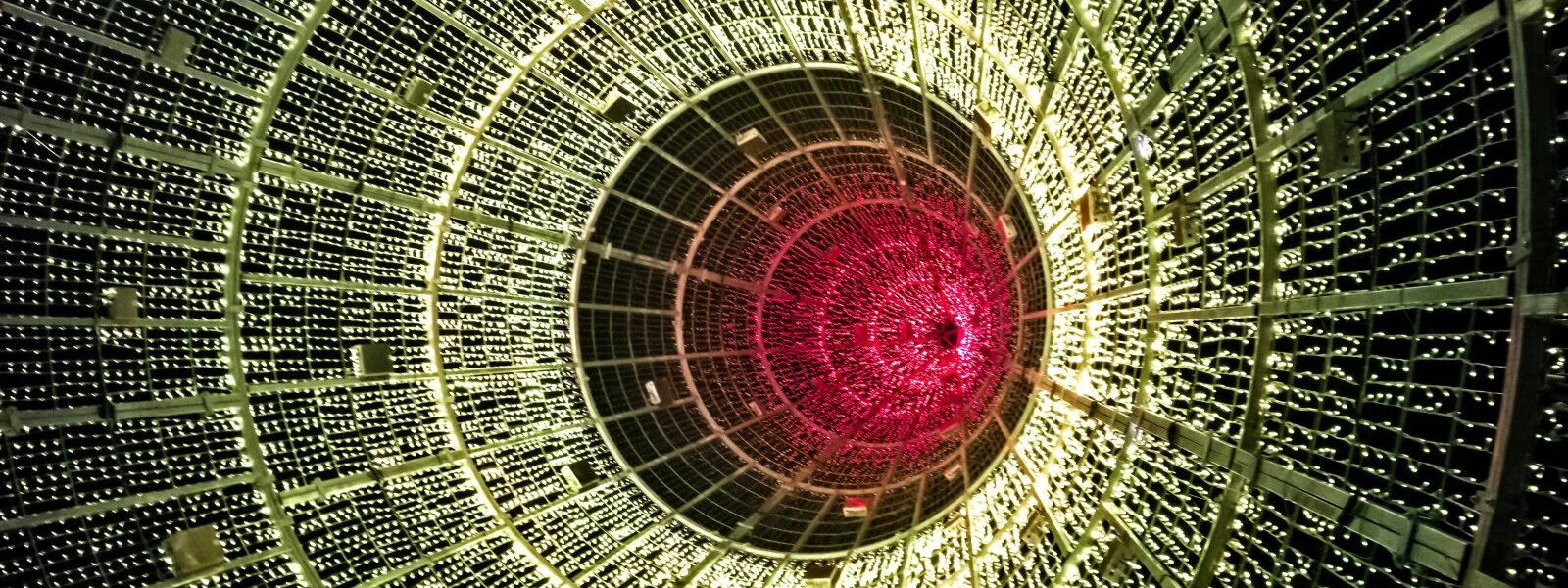 Technologie kwantowe - Rewolucja w obliczeniach? 1 glowing circular view of hundreds of colored illu 2023 11 27 05 35 00 utc