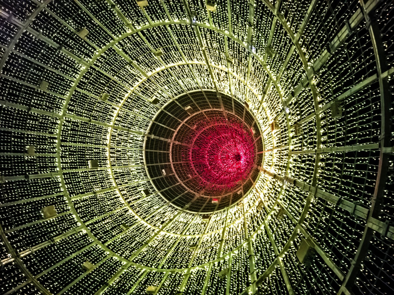 Technologie kwantowe - Rewolucja w obliczeniach? 8 glowing circular view of hundreds of colored illu 2023 11 27 05 35 00 utc